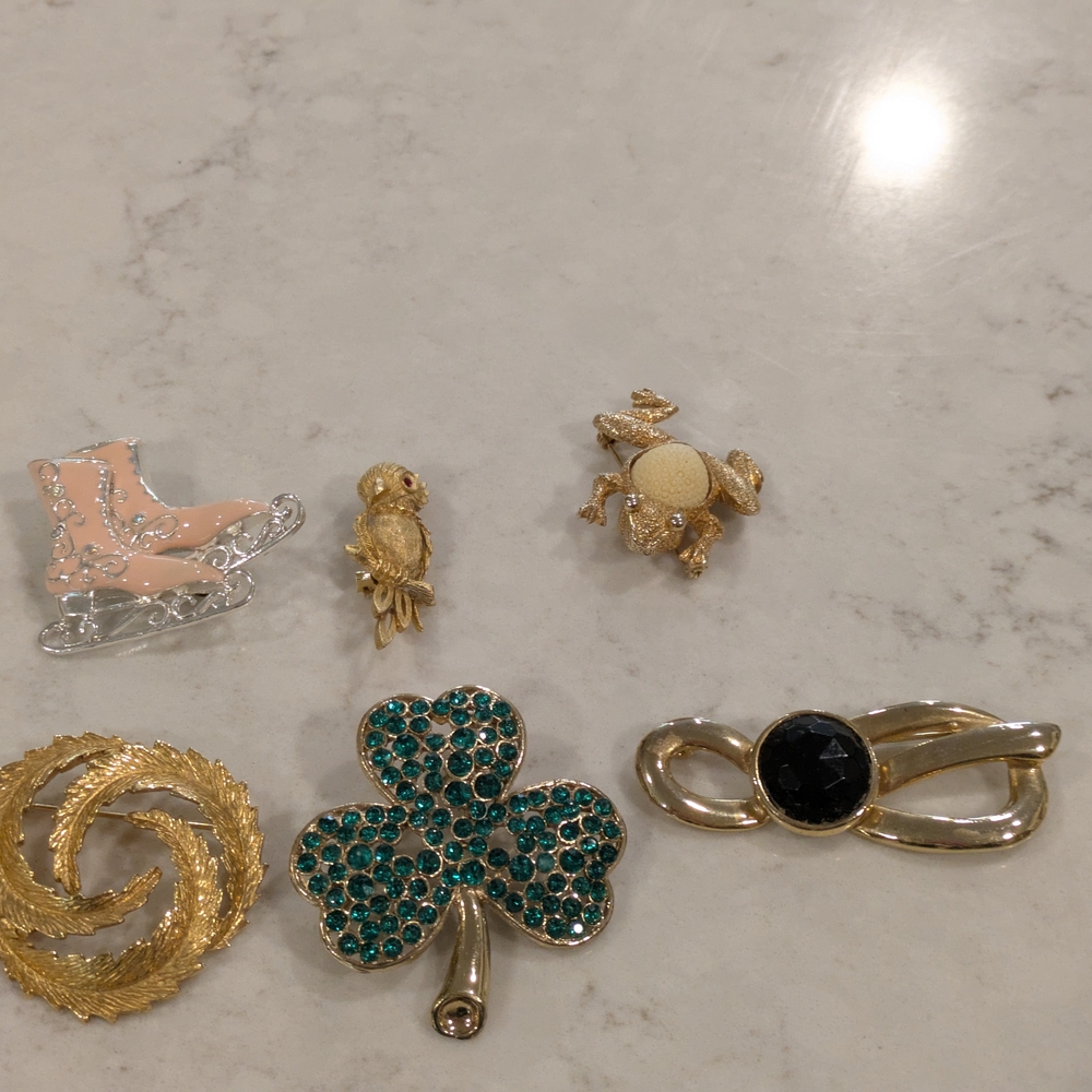 A. K., J.J., Some Brooch Signed. Vintage Lot Of 6 Brooches